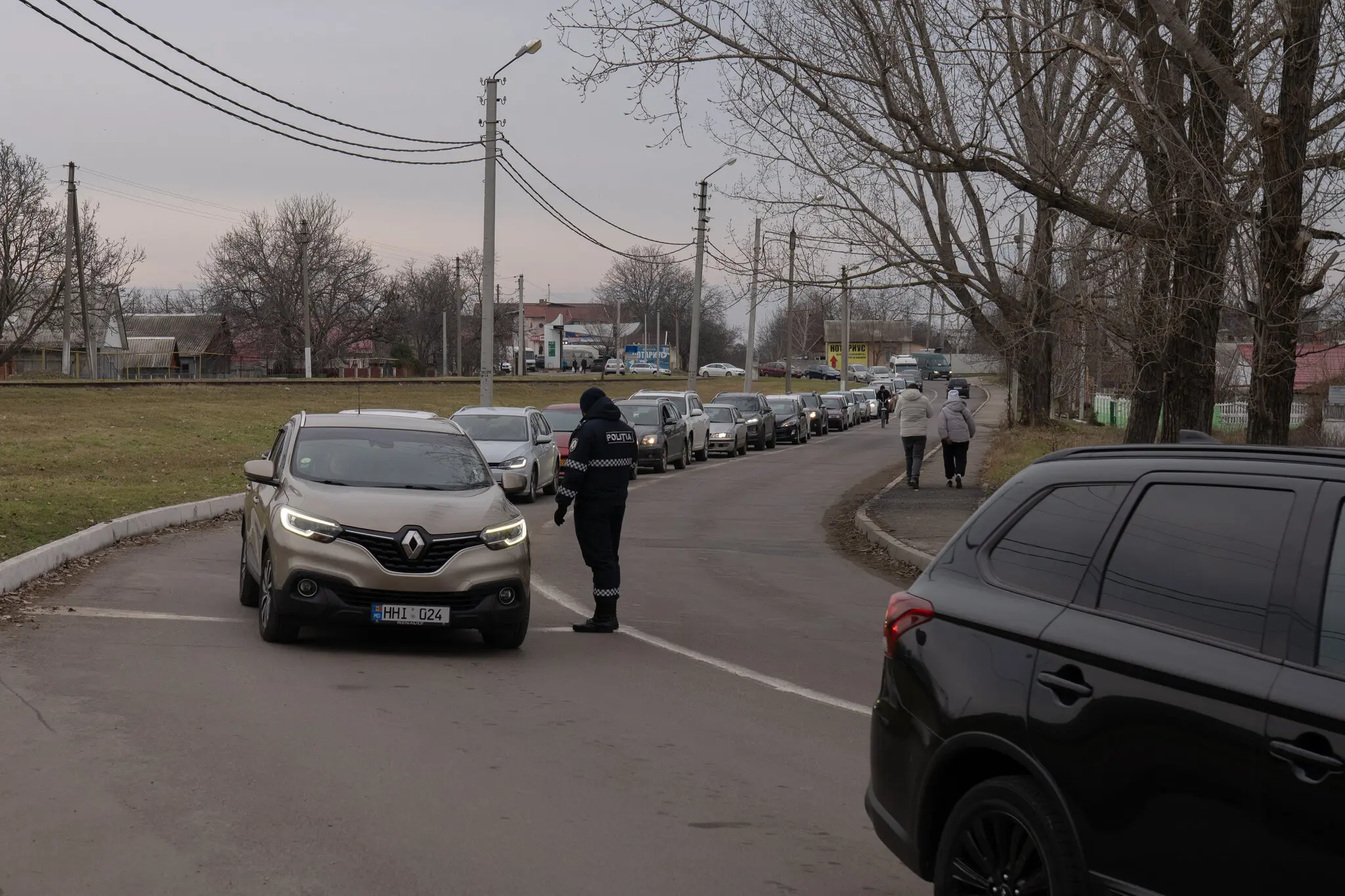 Машини в черзі в п'ятницю, щоб перетнути кордон до Бендер з Варниці.
